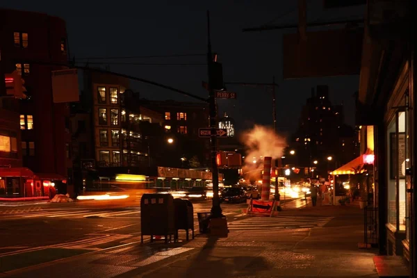New York, Amerika Birleşik Devletleri - 30 Ağustos 2018: Times Meydanı'na uzaktan parlak ışıklar görünümünü. Times Square parlak reklam panoları ve reklamlar ile Manhattan şehir merkezinin içinde ünlü bir dönüm noktası olduğunu