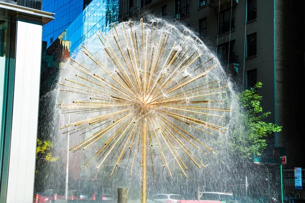 ニューヨーク アメリカ合衆国 2018 水タンポポ噴水から噴出します マンハッタンのアメリカ ニューヨーク — ストック写真