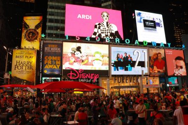 New York, Amerika Birleşik Devletleri - 31 Ağustos 2018: Times Square animasyonlu Led işaretleri ile gece