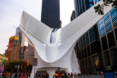 New York, ABD - 2 Eylül 2018: Supertall ana bina yeniden Dünya Ticaret Merkezi'nin mavi gökyüzü karşı karmaşık. Aşağı Manhattan şehir merkezindeki iş bölgesinin ünlü Özgürlük Kulesi