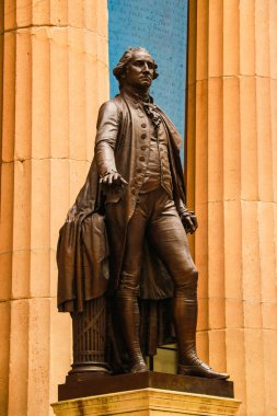 New York, ABD - 2 Eylül 2018: Washington heykeli önünde, Manhattan, New York City ile Federal Hall cephe