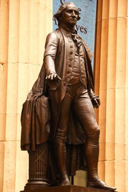 New York, ABD - 2 Eylül 2018: Washington heykeli önünde, Manhattan, New York City ile Federal Hall cephe