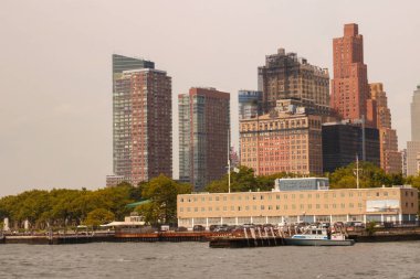 New York, Amerika Birleşik Devletleri - 31 Ağustos 2018: Bulutlu gün New York'ta. NYC Manhattan siluetinin manzarasına