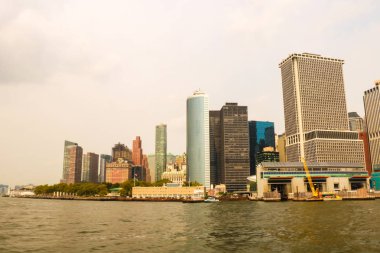 Panoramik manzarası şehir Hudson Nehri üzerinde Manhattan New York City, Amerika Birleşik Devletleri içinde mavi gökyüzü altında