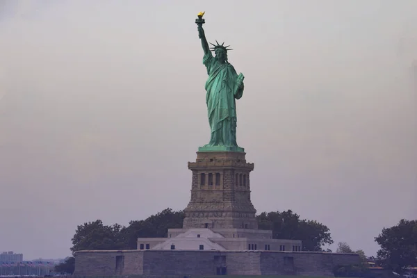 1886年10月28日的自由女神像是美国最著名的象征之一 — 图库照片