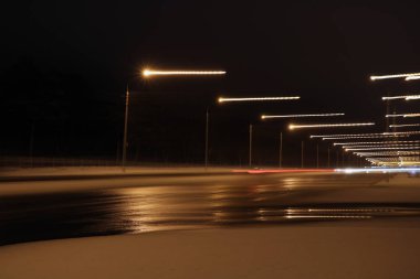 Arabalar kış yolunda, karlı. Kötü havalarda tehlikeli araba trafiği. Bokeh da geceleri arka planı kullanıyor.