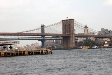 New York'ta Brooklyn Köprüsü. Sabah güneşi, ABD'de ünlü dönüm noktası