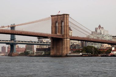 New York, ABD - 2 Eylül 2018: Şehir New York, Brooklin Köprüsü ve Manhattan sabah erken güneş ışığı, New York City, Amerika Birleşik Devletleri, ünlü manzarası
