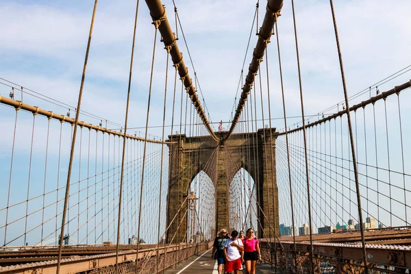 New York, ABD - 2 Eylül 2018: gece karanlığında Brooklyn Köprüsü üzerinde yürüyen insanlar