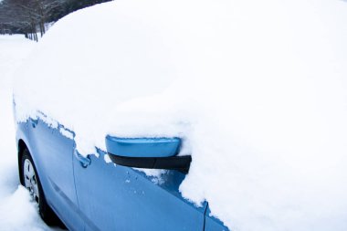 Kar yağdıktan sonra arabalara kar yağar. Kış şehir manzarası