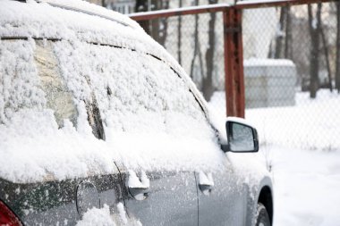 Donmuş araba penceresi kar kristalleri soğuk havayı kapatıyor