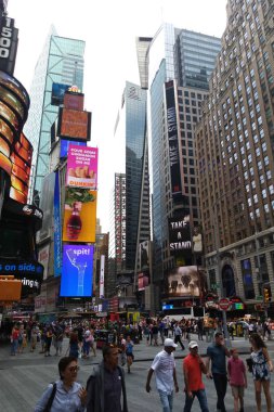 New York, Amerika Birleşik Devletleri - 30 Ağustos 2018: Times Square, Broadway tiyatroları ve animasyonlu Led işaretleri, New York City ve Amerika Birleşik Devletleri sembolü olduğunu