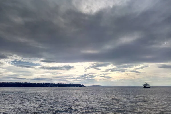 美丽的海景 地平线上有一艘船 — 图库照片