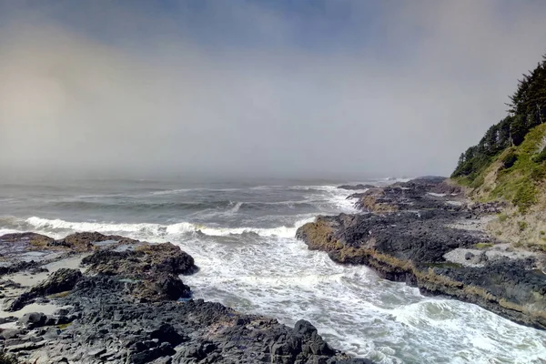 オレゴン州ペプトゥア岬のトールズ ウェルの狭い水路に入ってくる波潮の流れ — ストック写真