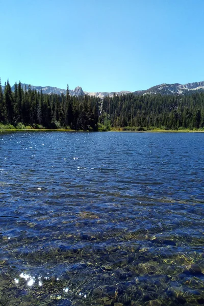 阳光明媚的高山上清澈的湖面 — 图库照片