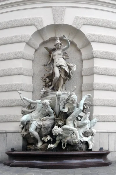 Viena, Áustria - 9 de agosto de 2012: A Fonte em frente ao Palácio de Hofburg, Viena . — Fotografia de Stock