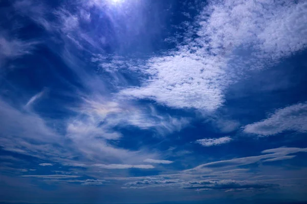 하얀 구름이 덮인 아름다운 푸른 하늘의 배경. — 스톡 사진