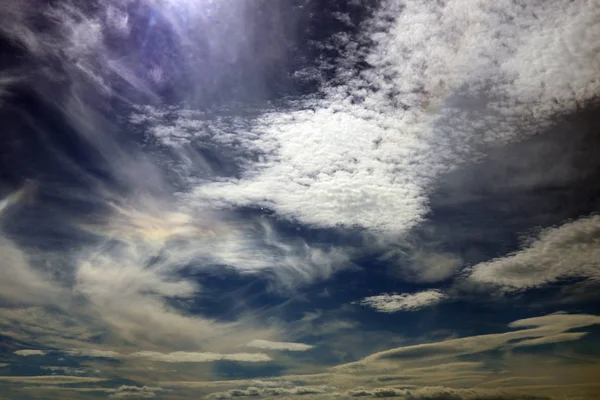 Oblačná modrá obloha abstraktní pozadí, modrá obloha pozadí s mraky. — Stock fotografie