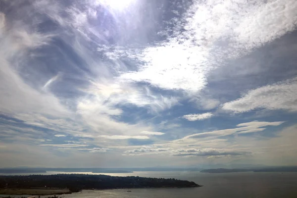 Okyanusun üzerinde bulutlar olan mavi gökyüzü. Duvar kağıtları, deniz manzarası, arkaplan. — Stok fotoğraf