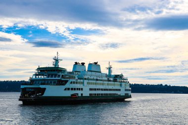 Seattle 'dan Bremerton feribotuna güzel bir gökyüzü manzaralı.