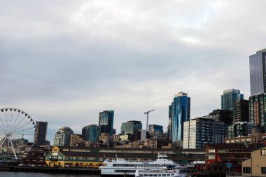 Rıhtım rıhtımı binaları. Dönme dolap. Seattle Elliott Körfezi..