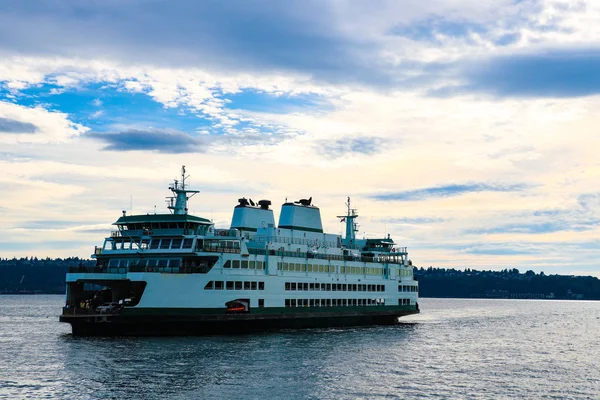 Seattle 'dan Bremerton feribotuna güzel bir gökyüzü manzaralı.