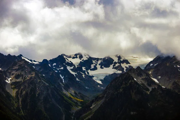 Belle vue sur les montagnes entourées de nuages. — Photo