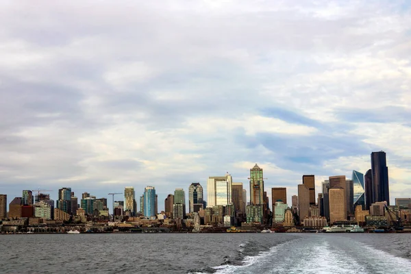 La vista del centro di Seattle da Ferry, USA. — Foto Stock