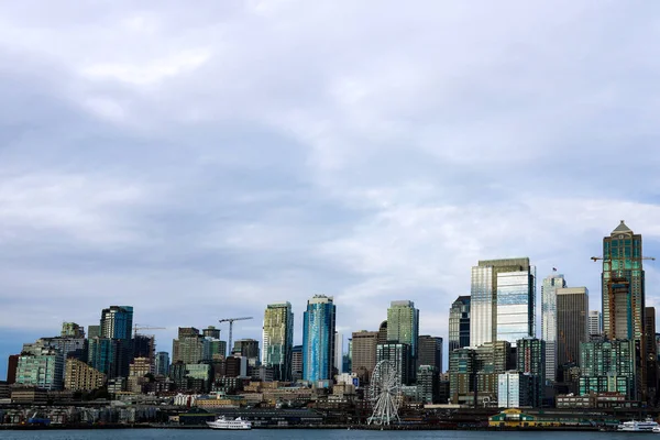 Byggnader och sevärdheter vid havet Elliott Bay Seattle centrum skyline. — Stockfoto