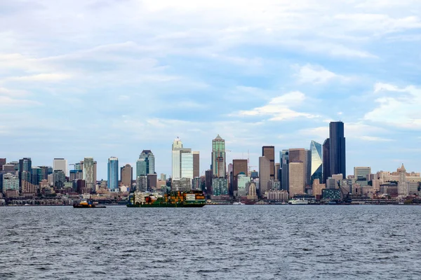 Seattle Waterfront Pier 55 och 54. Downtown utsikt från färjan. — Stockfoto