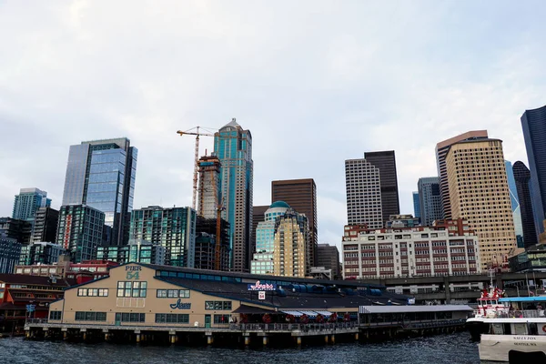 Seattle, Usa, 31 augusti 2018: Downtown utsikt från färjan. — Stockfoto
