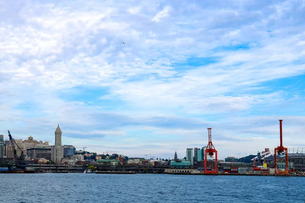 Seattle, Verenigde Staten, 31 augustus 2018: Cargo kranen in de haven van Seattle. — Stockfoto