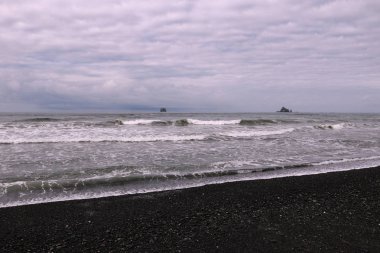 Pasifik kıyısındaki bir fırtına sırasında yaz gökyüzünde kara bulutlar.
