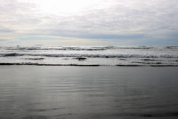Panoramatický výhled na klidné moře nebo oceán na obzoru. — Stock fotografie