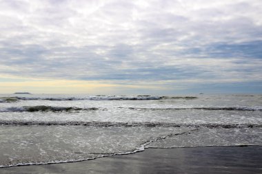 Ufuktaki sakin bir deniz ya da okyanusun panoramik görüntüsü.