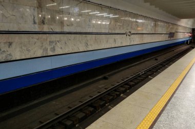 Çapraz dokunsal kaldırımlar aynı zamanda görme engelliler için tespit edilebilir uyarı yüzeyleri olarak da adlandırılır. Sarı çizgi, metro hattı..
