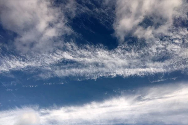 Голубое небо на фоне белых облаков. фон — стоковое фото