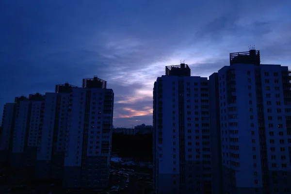 Pôr do sol na cidade no fundo de arranha-céus. — Fotografia de Stock