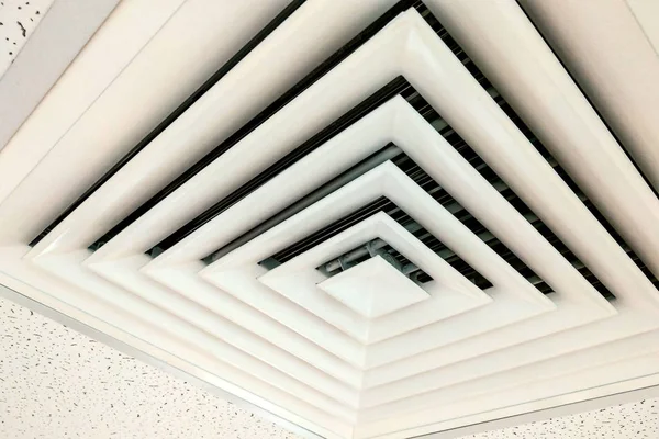 Condotto dell'aria Soffitto bianco, Condotto dell'aria di forma quadrata, sfiato moderno condizionatore d'aria o sfiato d'aria sul soffitto bianco, Condotto per il riscaldamento di un edificio soffitto . — Foto Stock