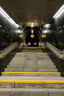 Varşova, Polonya, 7 Mart 2019: Yeraltı Geçidi Varşova metro.
