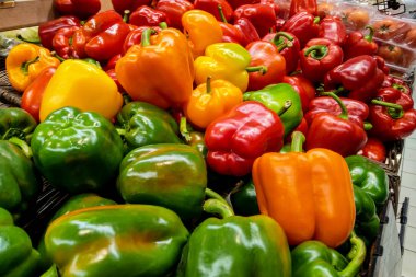 Markette çok renkli taze biberler var..