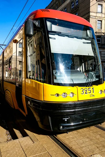 Warschau, Polen, 7 maart 2019: Trams in Warschau tram systeem van ordening van de bevolking van de stad. Met 27 lijnen die deel uitmaakt van geïntegreerde openbaar vervoerssysteem van de stad. — Stockfoto