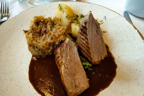 Los trozos de la carne en la salsa con las patatas, la verdura, la col. —  Fotos de Stock