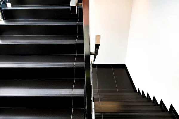 Modern bir binanın parmaklıkları ve merdivenleri.. Stok Resim