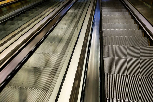Passerelle moderne de l'escalator avancer et escalator reculer. — Photo