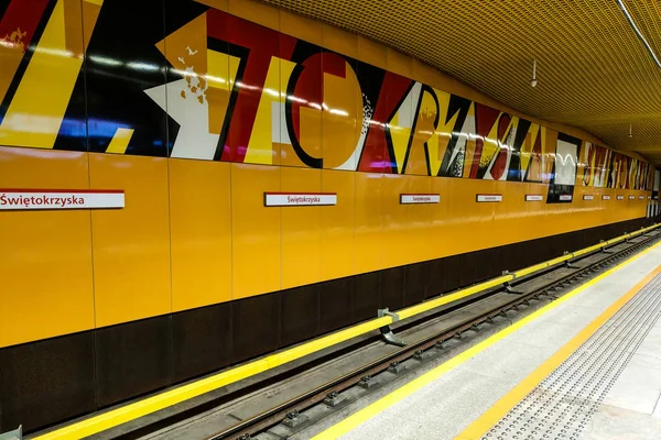 Warschau, Polen, 10. März 2019: Schöne moderne Metrostation in Warschau. — Stockfoto