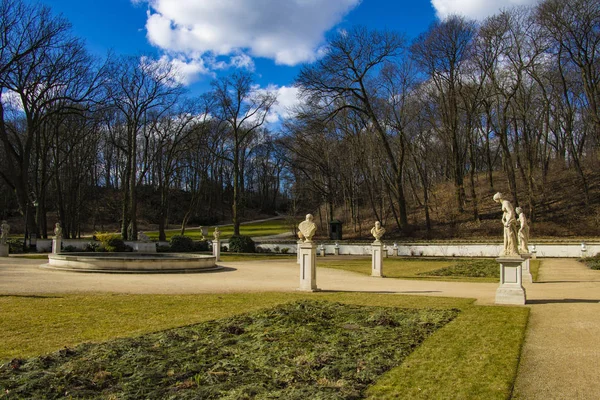 Varsovia, Polonia, 9 de marzo de 2019: Esculturas antiguas en el Parque Lazienki . — Foto de Stock