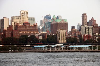 New York, ABD-2 Eylül 2018: New York 'ta bulutlu bir gün. NYC Manhattan silüetinin görünümü.