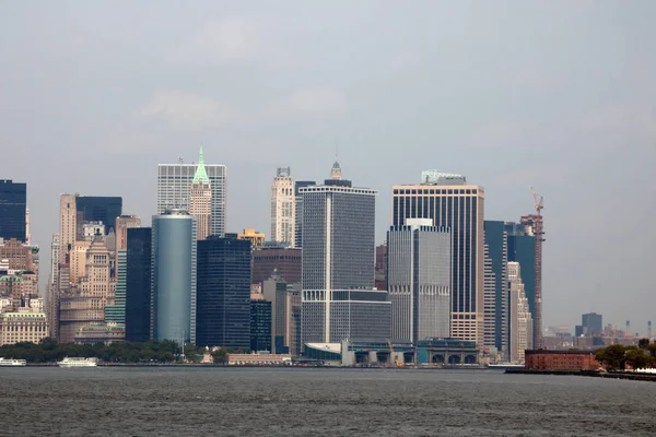 New York, États-Unis - 2 septembre 2018 : Journée nuageuse à New York. Vue de Manhattan skyline à New York . — Photo