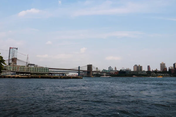 Nueva York, EE.UU. - 2 de septiembre de 2018: Puente de Brooklyn con el horizonte del centro de Manhattan en el cielo nublado . — Foto de Stock